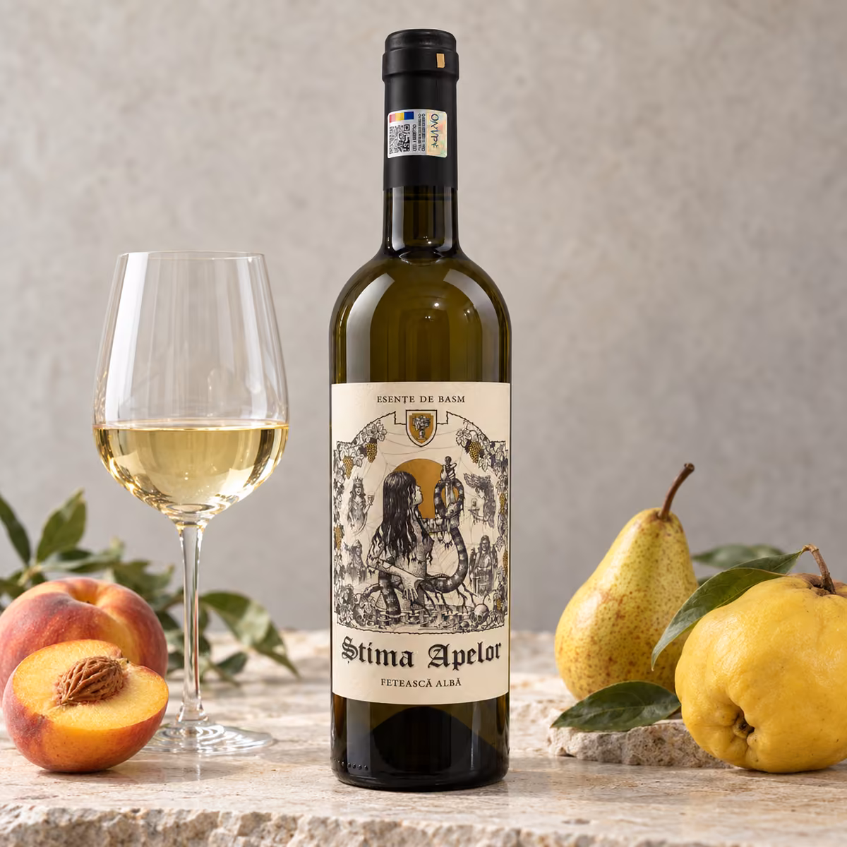 Știma Apelor Fetească Albă, Esențe de Basm, alături de un pahar de vin alb, piersici, o pară și o gutuie